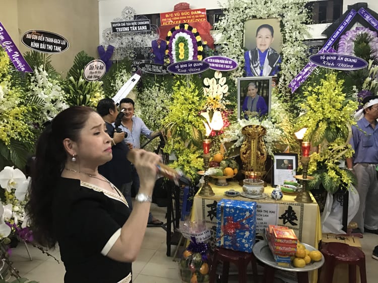 Tiễn đưa "sầu nữ" Út Bạch Lan về nơi an nghỉ cuối cùng 7 Tiễn đưa sầu nữ Út Bạch Lan về nơi an nghỉ cuối cùng - Ảnh 6